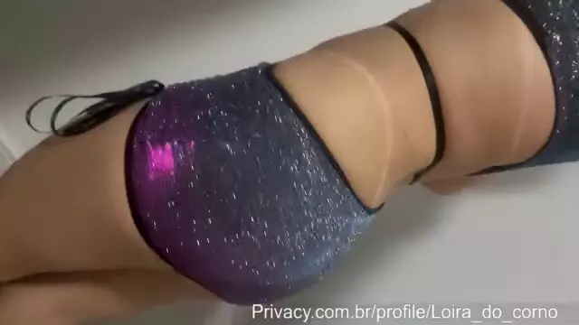 Loira traída arrasando em um vestido super provocante