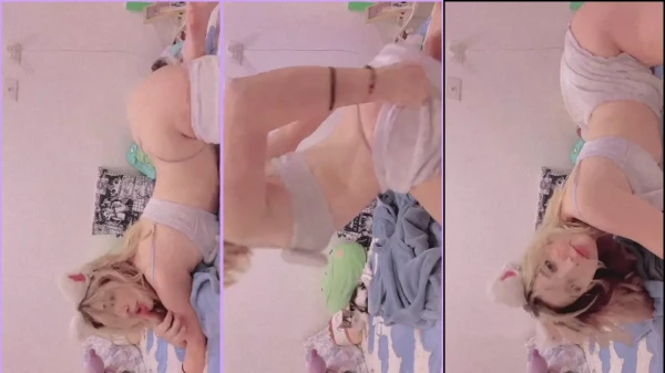 Loirinha safada Yorsuccubusuwu se contorcendo na cama