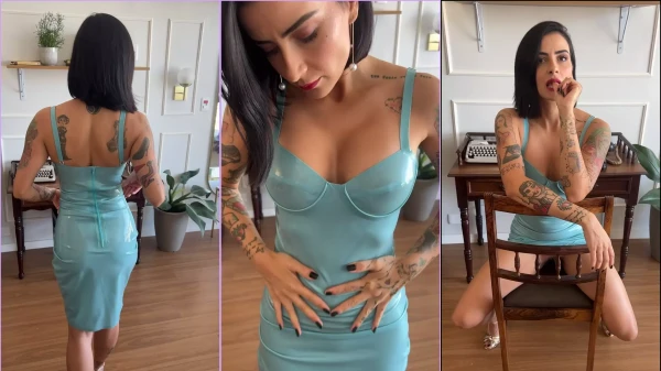 Lola Benvenutti de vestido verde justinho, se tocando