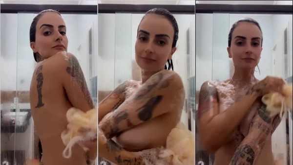Lola Benvenutti, toda safadinha e exibia seus peitões no banho, bem sexy!