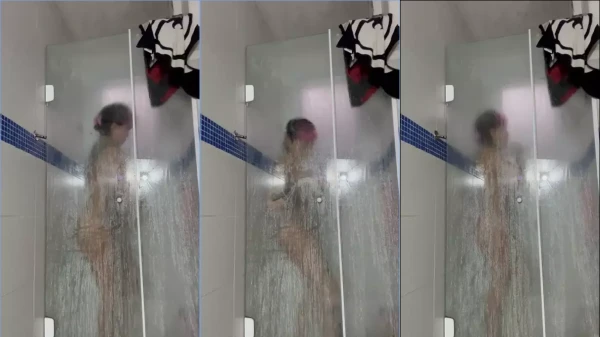 Lolla Martinelli despida se deliciando com um banho revigorante