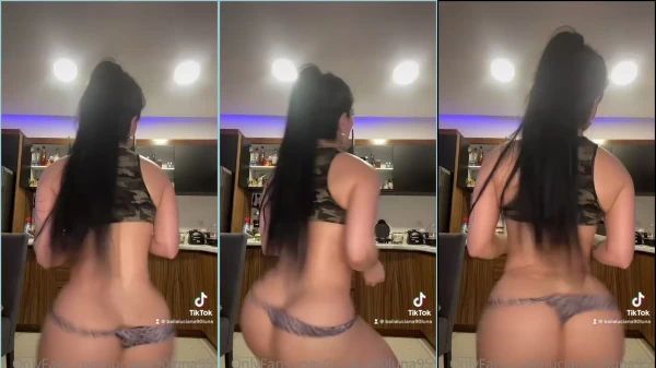 Luciana90luna95 mostrando o bumbum