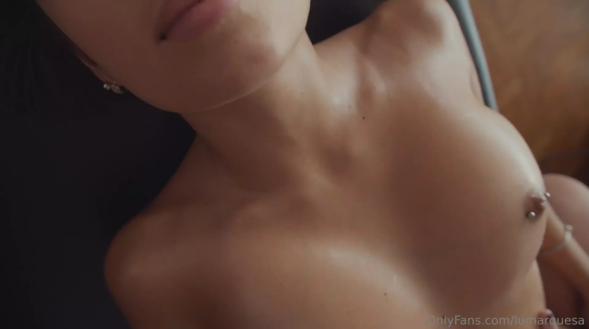 Luiza Marquesa, com os peitões à mostra, se deixando levar na pegada