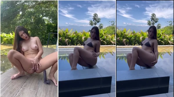 Manu mexendo na bundinha com os dedos, se divertindo na hora da mão
