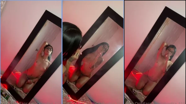 Manuela Castano se exibindo de forma ousada no espelho do quarto