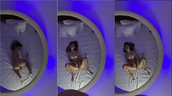 Marcela Soares em um vídeo ousado na cama de um motel