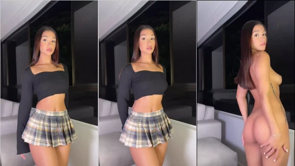 Marci Moral, a novinha ousada, toda soltinha e sem roupa!