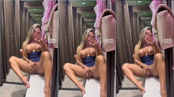 Mari Reis pelada se divertindo com sua deliciosa siririca safada