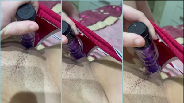 Maria Eduarda se divertindo com seu vibrador roxo e sentindo o prazer lá em cima