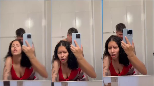 Mariele e Kevin fazendo aquela graça no banheiro público
