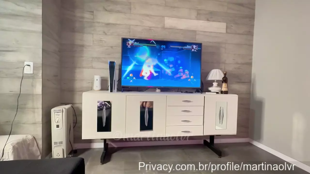 Martina Olvr foi pega em um momento íntimo se tocando