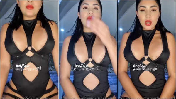 Martina Smith, uma gata deliciosa de maiô preto bem ousado