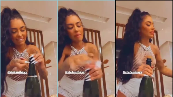 MC Mirella se jogando no champagne com a amiga!