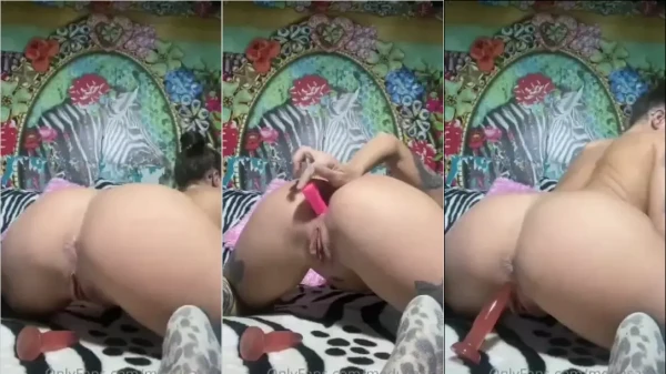 Medusa safada e louca com o vibrador na xoxota