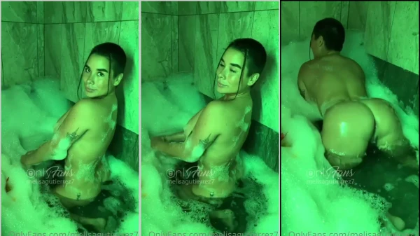 Melissa Gutierrez com um bundão irresistível na banheira