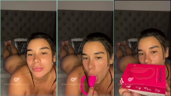 Melissa Gutierrez, essa danada, tá se divertindo com o vibrador rosa dela!