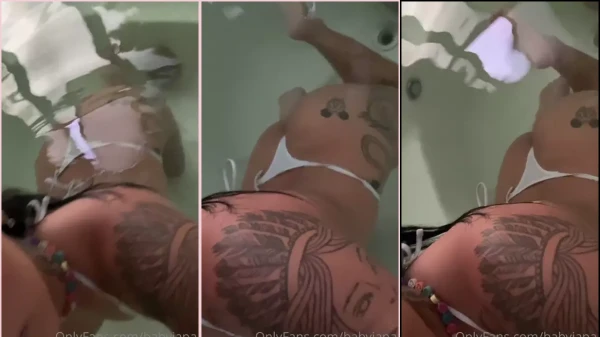 Menina Japa se exibindo sexy na banheira
