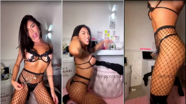 Menininha Japonesa lá no vídeo dando aquela provocada