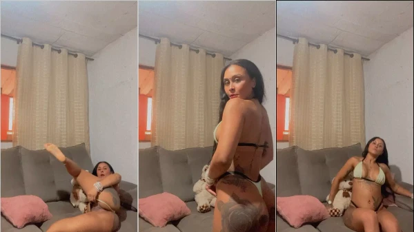 Menininha morena, toda charmosa, com o rabão tatuado se mostrando