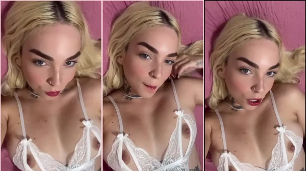 Mia arrasa em vídeos sensuais de calcinha branca na cama