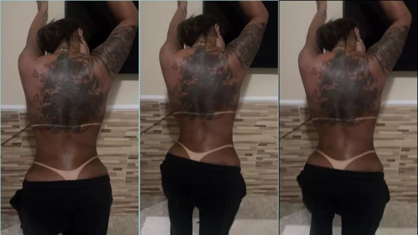 Michele Babalu, com seus vídeos de gata tatuada, se exibe com suas marquinhas sensuais