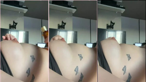 Midari sexy se esparramando óleo no corpo delicioso