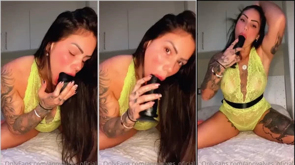 Modelo trepada Anny Alves na safadeza com um vibrador pretinho