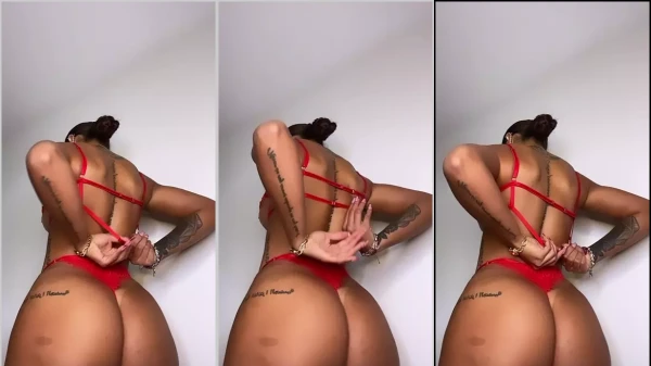 Morena com o bundão tatuado, Aleja se fica se acariciando