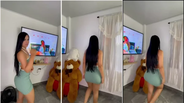 Morena gostosa Cata Gonzalez esbanjando atitude e dando uns tapinhas no bumbum!