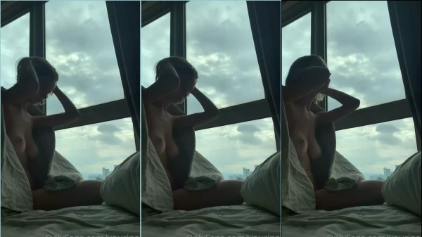 Na cama, a magrinha começa a se insinuar de um jeito bem provocante