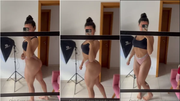Na frente do espelho, a Mandy Sweet dá um show de sedução