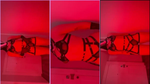 Natalia Torres em um vídeo provocante, se exibindo