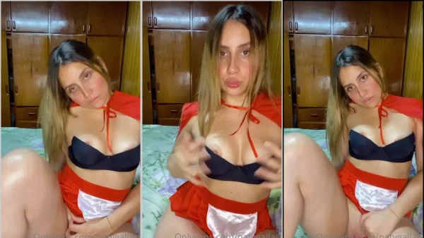 Natalie Gallas, com seu corpão e peitos incríveis, se exibindo de um jeito sensual