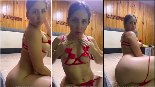 Natalie Gallas, uma novinha ousada, se exibindo na cama