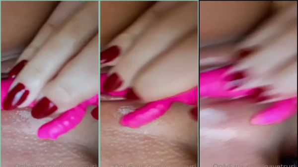 Nay Etruri se divertindo com um vibrador na xoxota