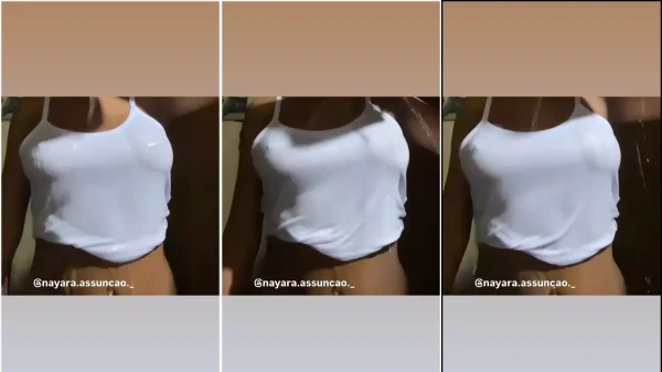 Nayara Assunção se refrescando com seu corpo delícia de blusa
