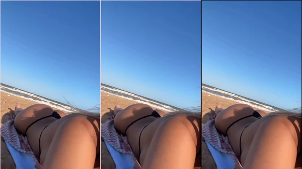 Nesse vídeo, a Karlyane Menezes tá lá na praia, arrasando de biquíni curtinho!