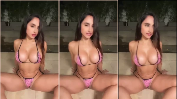 Nesse vídeo, a Noa Honey, só de calcinha e sutiã, tá provocando de um jeito irresistível