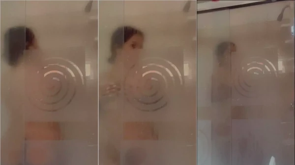 Nicole Diaz fazendo conteúdo hot no OnlyFans, toda ensopada no chuveiro