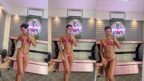 Ninna Oliver, a gata desinibida, tá só de calcinha e sutiã