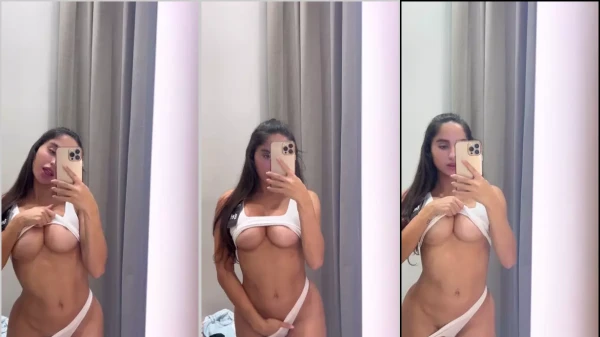 Noa Honey, maravilhosa e safada diante do espelho