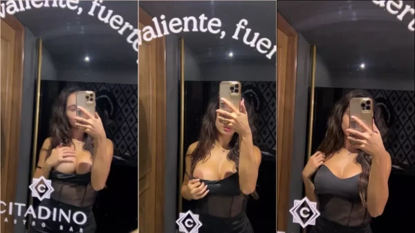 Noa Honey, toda cheia de charme, se filmando com o celular enquanto mostra seus peitão no pornô