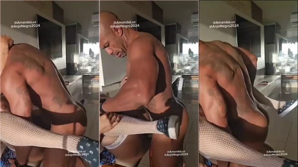 O negão deu uma rebolada na Amanda Luz