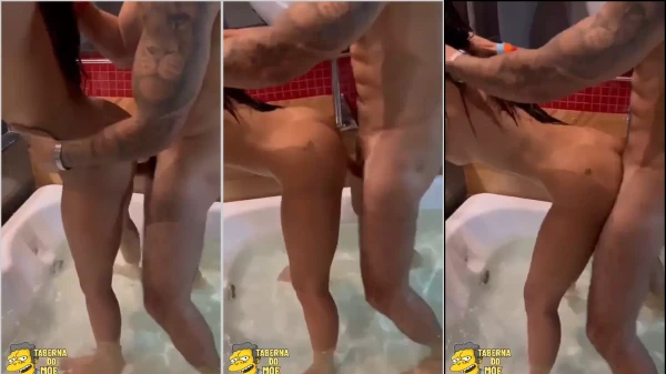 O safado se divertiu com a Karlyane Menezes na banheira