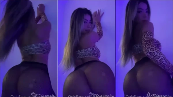 Olha só a japanesebr dançando e rebolando essa bundinha deliciosa!