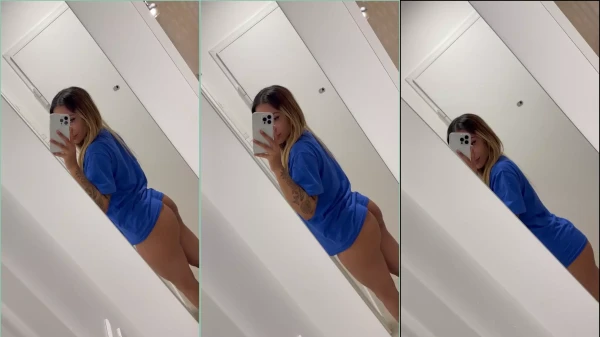 Olha só a retaguarda da Bela Marquez se exibindo no espelho!