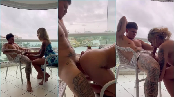 Paccoo deu uma pegada na loirinha de quatro na cadeira