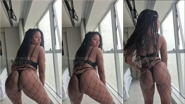 Paula Brandão de calcinha, dando aquele rebolado no bumbum!