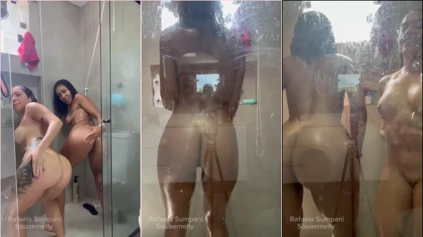 Rafaela Sumpani e Emelly tomando banho sem roupa