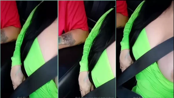 Rejane Oliveira gravou um vídeo no carro exibindo os peitos no OnlyFans